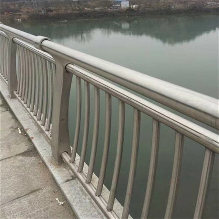 防撞交通护栏生产电话符合行业标准
