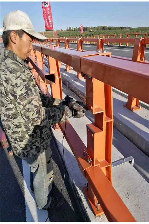 防撞护栏生产设备先进好产品价格低