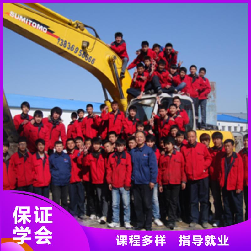 挖掘机培训,虎振学校正规学校就业前景好