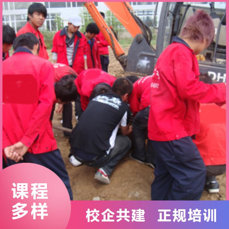【挖掘机培训】虎振学校怎么报名校企共建专业齐全